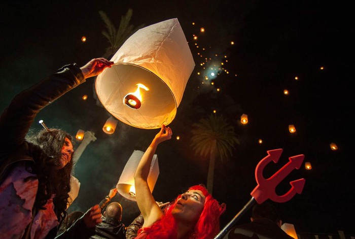 Đôi bạn trẻ thả chiếc đèn trời trong lễ hội Halloween ở Almeria, Tây Ban Nha hôm 01/11.